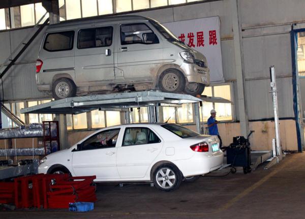 2000kgs Hydraulic Single Post Parking Lift for Home Garage for Sale