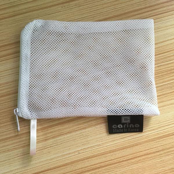 O saco branco da lavagem do roupa interior, lavagem da lavanderia da malha ensaca com zíper/punho