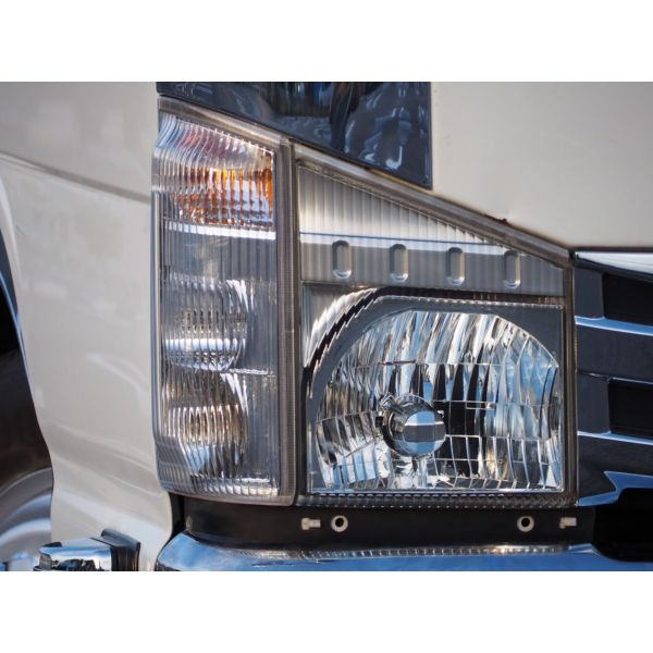 Isuzu Elf Truck 2 Ton Wide Long Low Floor MT Load Size 430/207/38 ETC Aluminum Block Hill Start Assist Leveler Rearview Camera1Spare Tire 2Ton Base 2Ton Car Mission Manual MT Mounting Flat Car 6 Speed