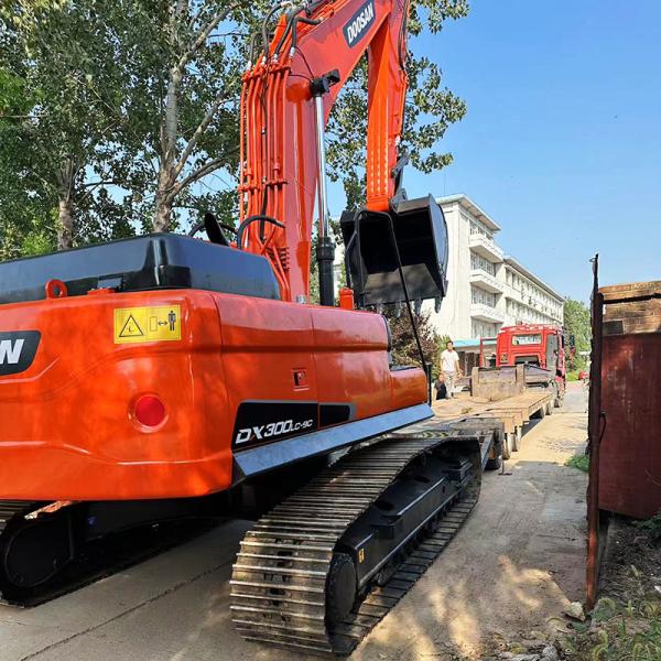 Large Dx300 Used Doosan Excavators Digger 30 Ton Hydraulic Earth Moving Equipment