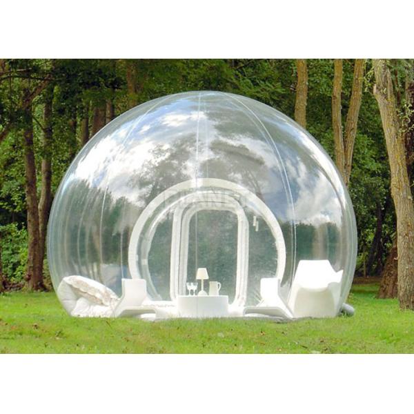 Семья на открытом воздухе одиночного шатра пузыря тоннеля раздувного располагаясь лагерем предаваясь мечтам в аренду