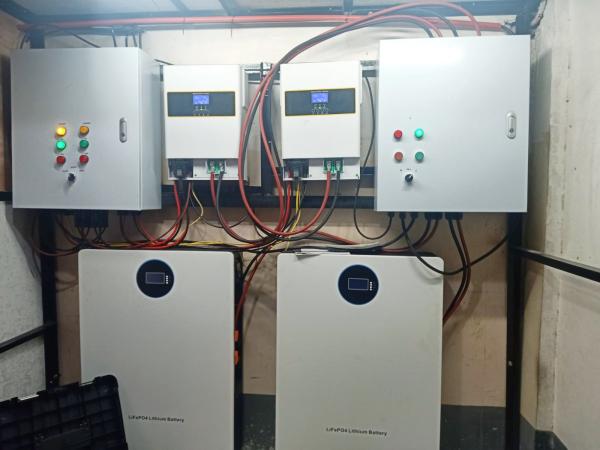 Onduleur à onde sinusoïdale pure 5,5 kW 6,2 kW capable de fonctionner en parallèle 48 V MPPT monophasé haute tension
