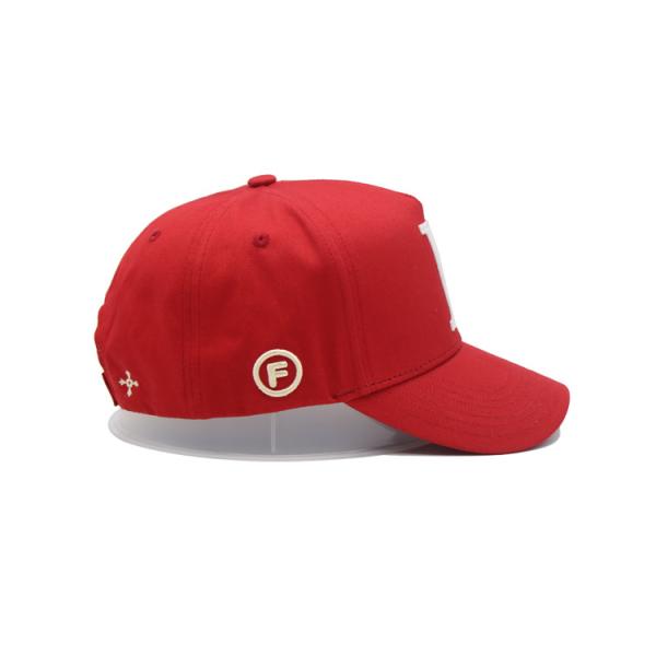 Boné de beisebol curvado clássico do painel da viseira cinco com o vermelho de 4 ilhós