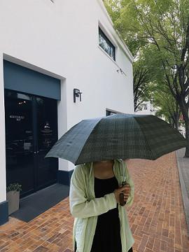 Um guarda-chuva compacto de metal de 20,5 polegadas 8 costelas 2 dobráveis com mini guarda-chuva auto-aberta