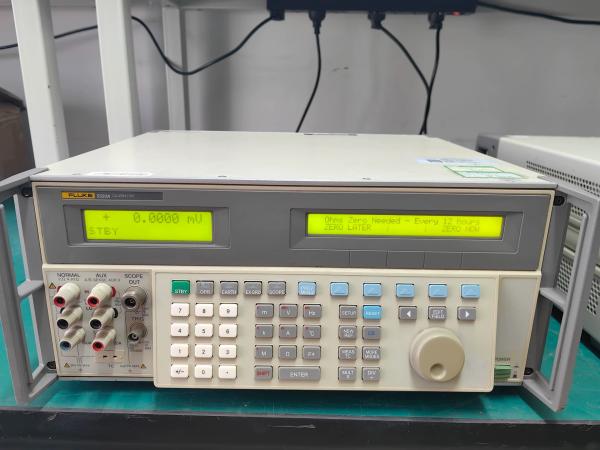 1020 V / 20 A Multi Product Calibrator Fluke Calibrator 5520a