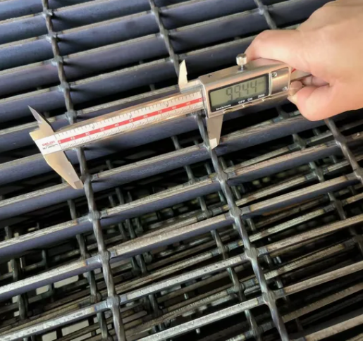 Heavy Duty Galvanized Serrated Steel Grating - Pressure Locked Bar Grating for Industrial Platforms