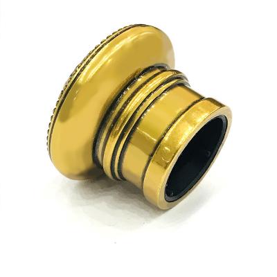 O clássico faz tampões de garrafa velhos do perfume do alumínio de Zamak da cor de cobre