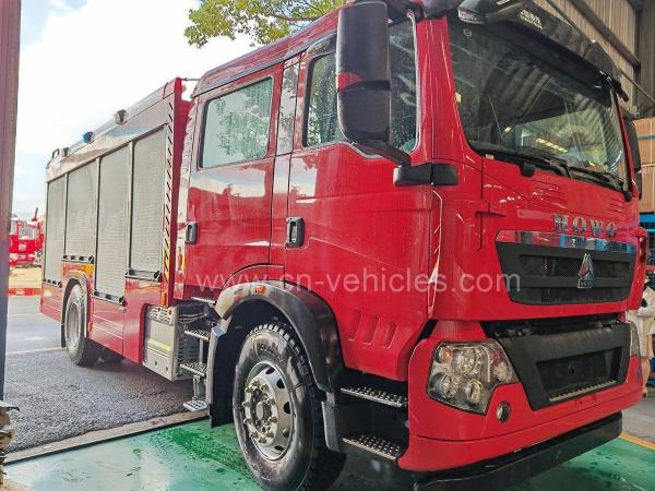 Camion de pompier à poudre sèche Sinotruk HOWO 4 tonnes, camion-citerne de pompiers 4X4