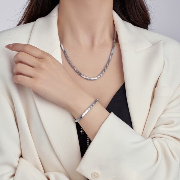 2024 Hot Selling Titanium Steel Necklace Bracelet Hiphop Punk Style Highend Clavicle Chain Design for Men and Women Necklace