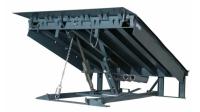 ワークショップ 自動ドックプレート ドックドアレベル 25000-40000LBS 安全デザイン 設定可能なプラットフォームサイズ 安全チェーン