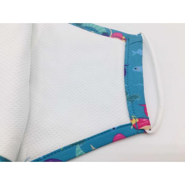 Дети применяют обложку к дружелюбной анти- маске хлопка мультфильма вируса