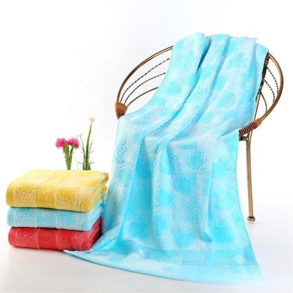 Une serviette de bain en fibre de bambou de couleur personnalisée pour hommes et femmes adultes