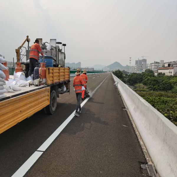 Bonne adhérence Peinture de marquage de route thermoplastique blanche haute réflectivité