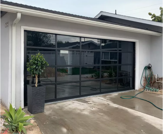 Электронная алюминиевая промышленная секционная дверь Сдвижная стеклянная панель 1,5 Вт/м2 50 мм Внешнее автоматическое дистанционное управление