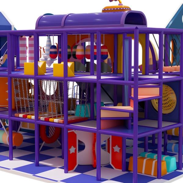 Un terrain de jeux intérieur sur le thème de la piscine à billes amusant avec diapositives et projection interactive