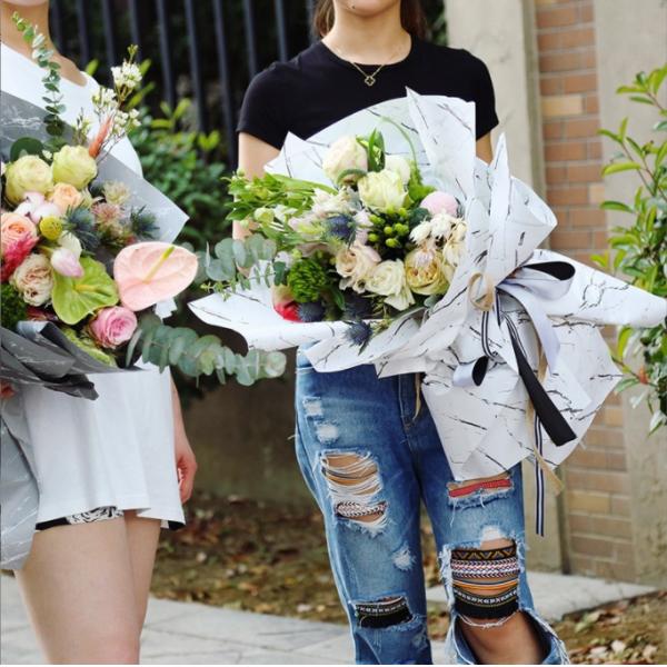 El fabricante vende al por mayor ramos de flores con patrones de mármol blanco para el Día de San Valentín, regalos de papel de envoltura y regalos de embalaje DIY para tiendas de flores