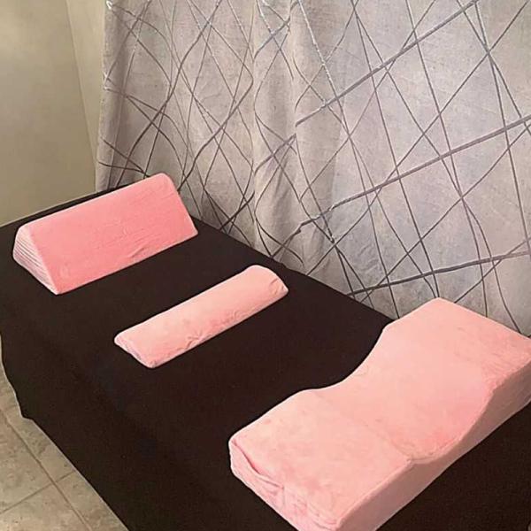 The high-resilience low triangle pad beauty salon uses leg pillow,