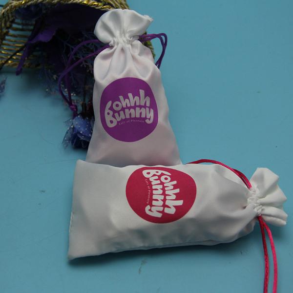 Роскошная красочная сумка Дравстринг сатинировки с материалом логотипа износоустойчивым мягким