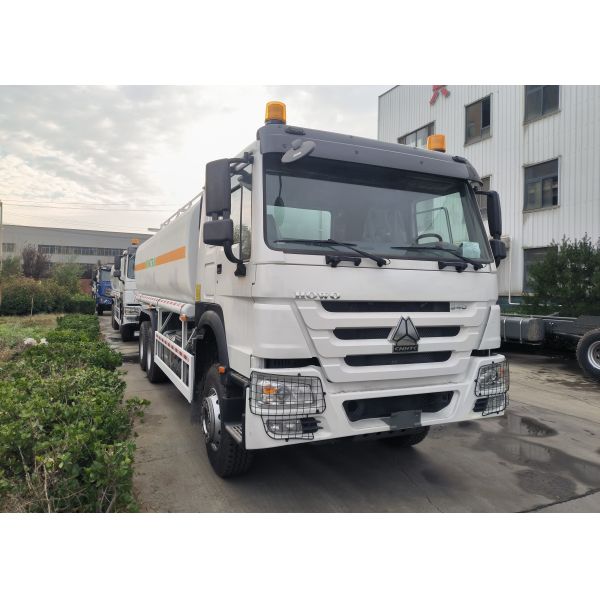 Sinotruk Howo 20CBM Fuel Tank Truck 10Wheels 340Hp 6 × 4 Multiple Compartments