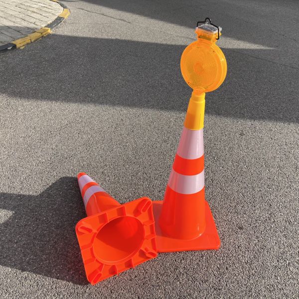 Solar LED Traffic Warning Light with Flashing White LED and Cone Shape for Enhanced Traffic Safety