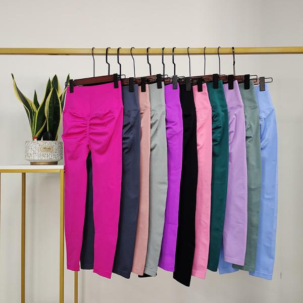 Las mujeres empujan hacia arriba los pantalones de funcionamiento de la yoga de la aptitud de las polainas del extremo del arrugado