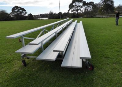 Banco de alumínio portátil do estádio que assenta as rodas pneumáticas para a corte do esporte