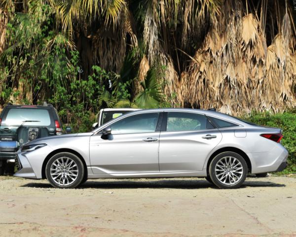 Toyota avalon 2022 dual engine 2.5L  flagship version E-CVT 4 Door 5 seats 3 space car