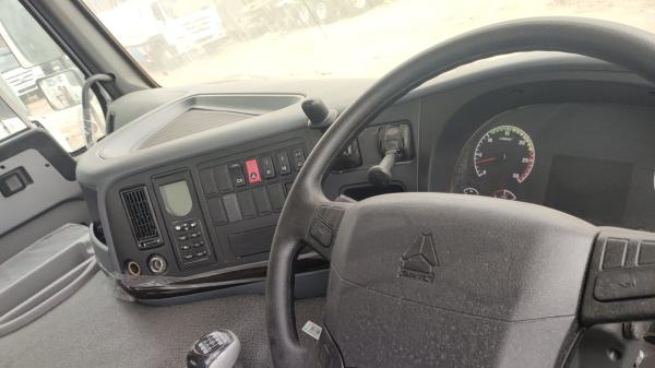 6-8L Manual Transmission Sinotruk HOWO 6*4 Tractor Truck for Heavy Load Transportation