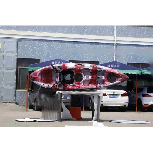 Море семьи путешествуя каяк, тандемная путешествуя высокая эффективность каяка У