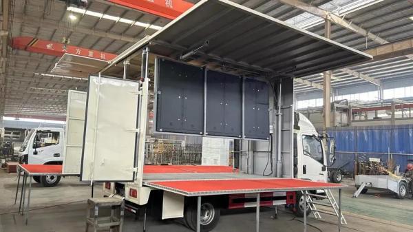 Sinotruck HOWO Mobile Music Stage Truck Self Powered LED Advertising Truck