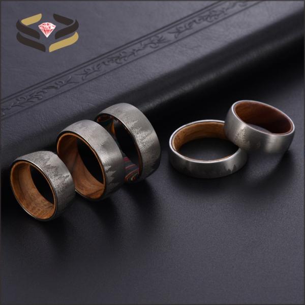 Anillo de boda de tungsteno para hombre Black Forest Mountain, forma de diamante, 8 mm, con forro de madera de barril de whisky