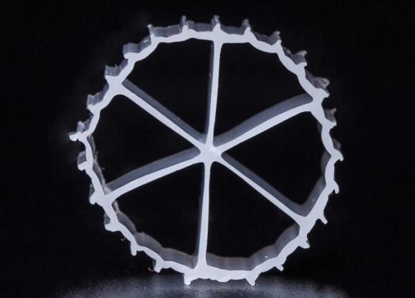 Meios de filtro das lagoas de peixes MBBR dos Biochips K1 período de longa vida 25mm x 12mm de 20 anos