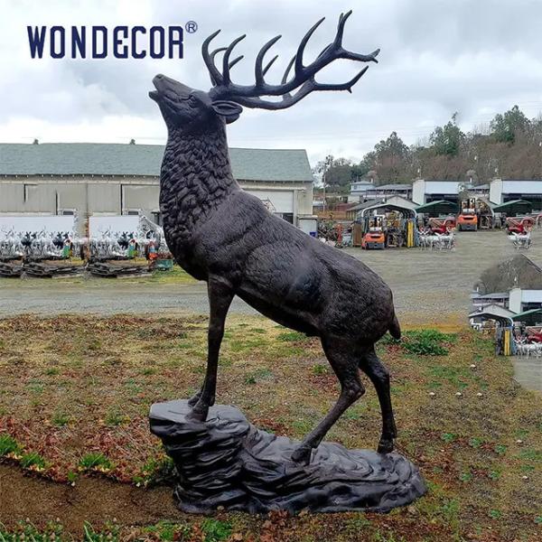 Las ilustraciones animales salvajes hermosas de la decoración del parque echaron la escultura de bronce de los alces