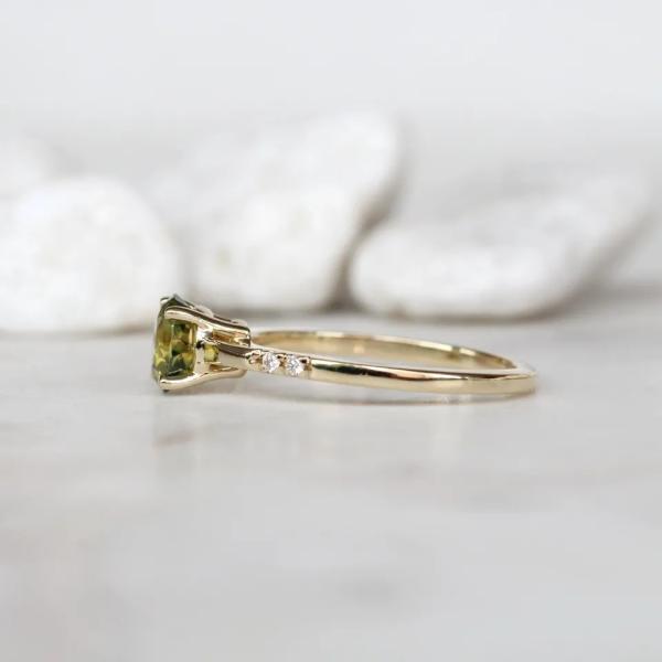 Чувствительные акценты CZ ювелирных изделий женщин лакомства вокруг зеленым кольца обещания захвата сапфира S925 покрытого золотом