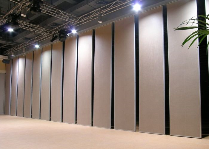 Звукоизоляционные действующие сползая стены раздела с крышкой МДФ ткани трудной для спортзалов