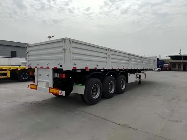 La marque CIMC utilise de l'acier de haute résistance pour fabriquer des semi-remorques clôturées adaptées aux pays africains.