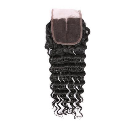 A mão profunda peruana do fechamento do laço da onda do cabelo 4*4 do Virgin amarrou a densidade de 130%