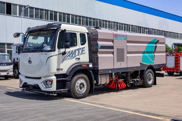 HOWO 8cbm Mobile Street Cleaning Truck , Vacuum Road Sweeper Vehicle