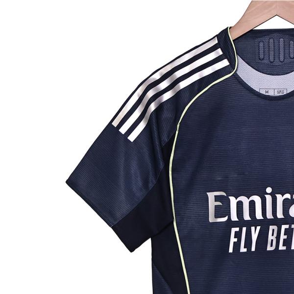 Le Real Madrid 2025-2026 Joueur de football à l'extérieur