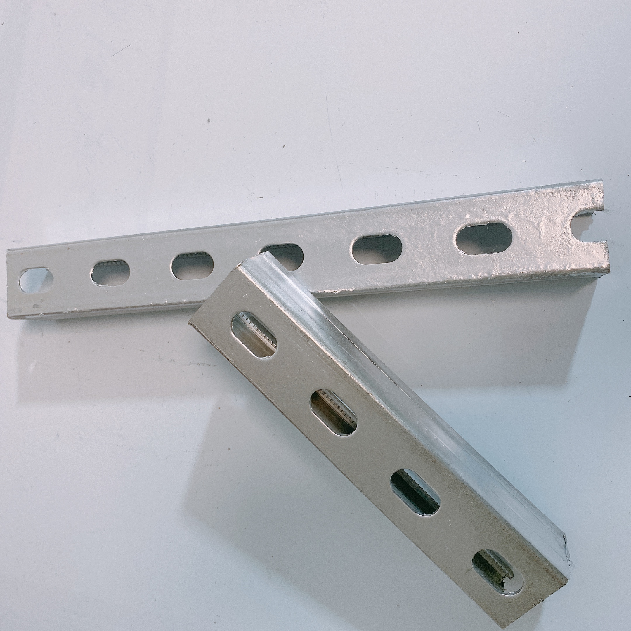 Стойка швеллерного сечения c ASTM Unistrut простая стальная c формирует подгонянную сталь C-раздела финиша