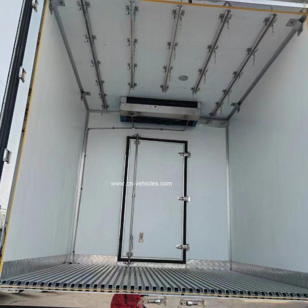 Sinotruk HOWO Refrigerator Freezer Truck , Refrigerated Cold Room Van With Thermo King