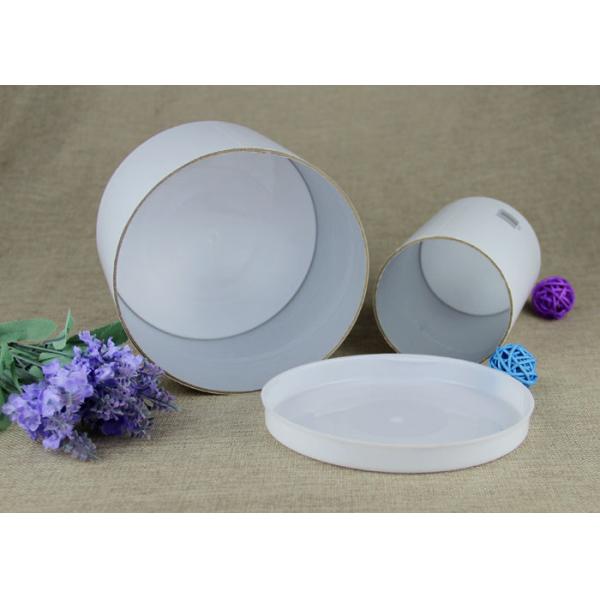 Белая пробка бумаги картона упаковывая работу пластичной крышки простирания ручную