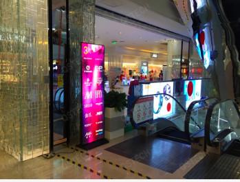 Full Color HD P2.5 Poster Led Display Indoor Portable Digital Mirror
