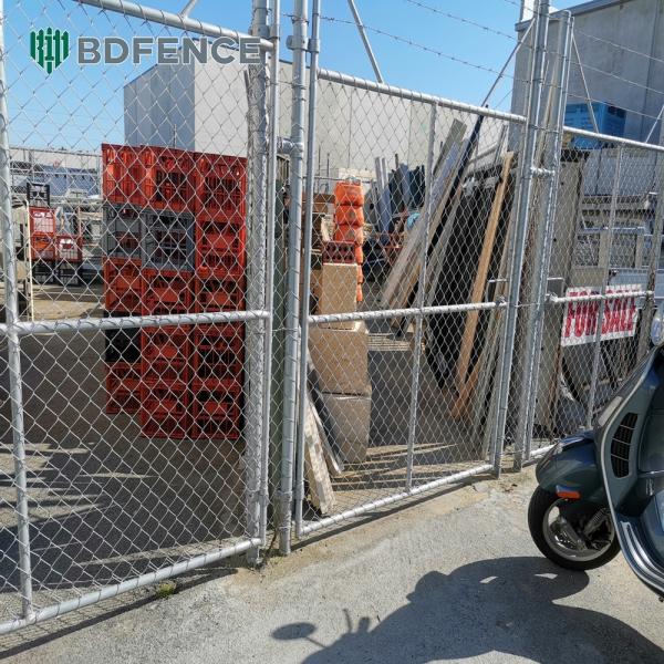 Место для парковки, сетчатый забор, маркер места