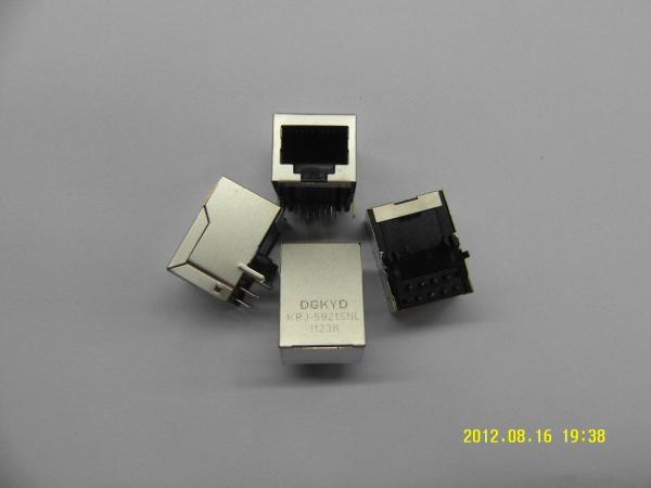 O padrão parte o único conector do protetor rj45 do ângulo direito do porto sem transformador