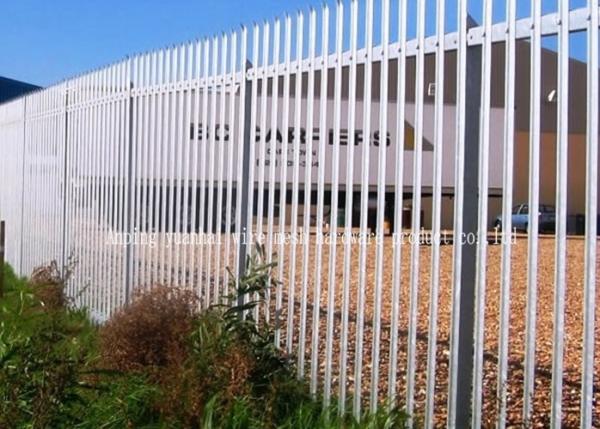 Triplicar-se apontou a paliçada de aço que cerca portas montou facilmente a baixa manutenção