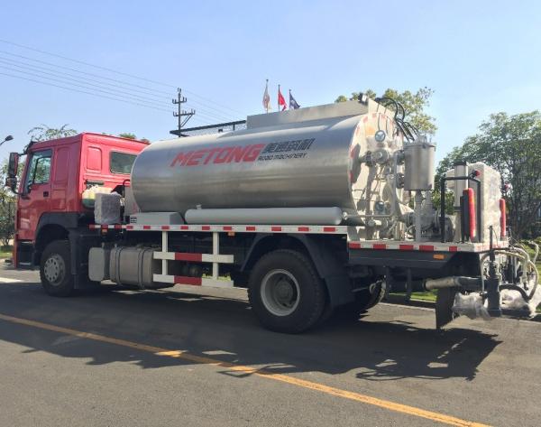 O caminhão do equipamento de construção do asfalto de HOWO 10000L montou a condução do modo
