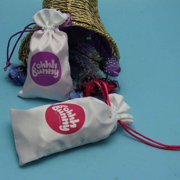 Роскошная красочная сумка Дравстринг сатинировки с материалом логотипа износоустойчивым мягким