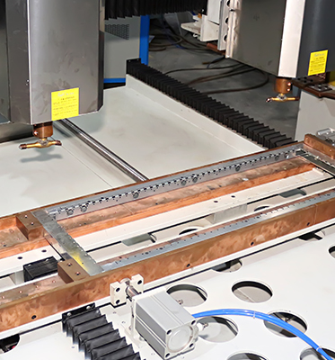Семь 7-осевых станков сварки с помощью CNC с двойными головами Автоматический листовой металл для приседания