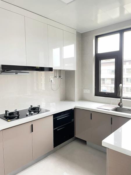 Armoire de cuisine moderne avec design personnalisable en contreplaqué mélaminé